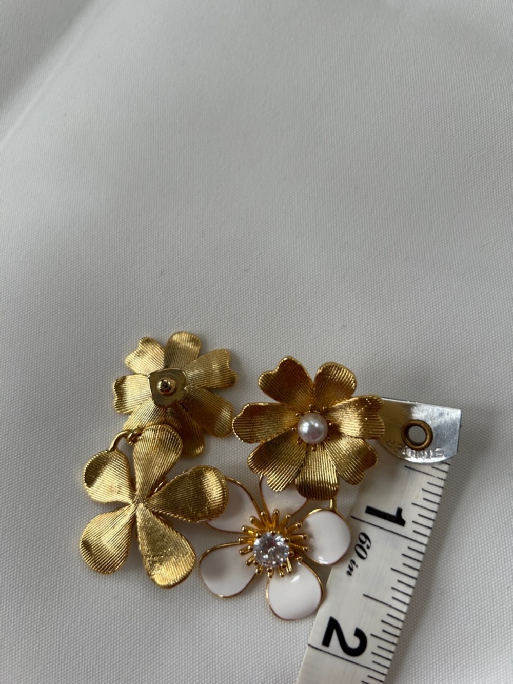 Floral statement earrings - Picture 3 of 3